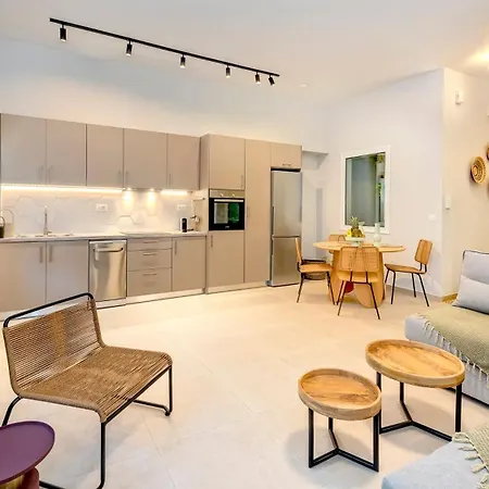 아파트 Jasminestay - Two Bedroom With Backyard 하니아